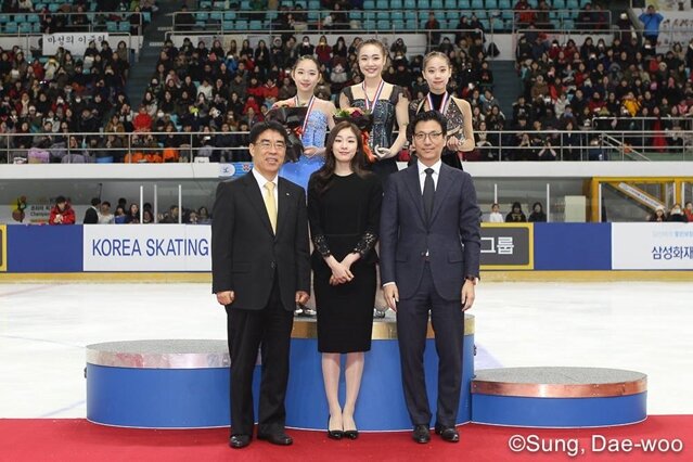 Yuna Kim (vorn, Mitte) bei der Siegerehrung