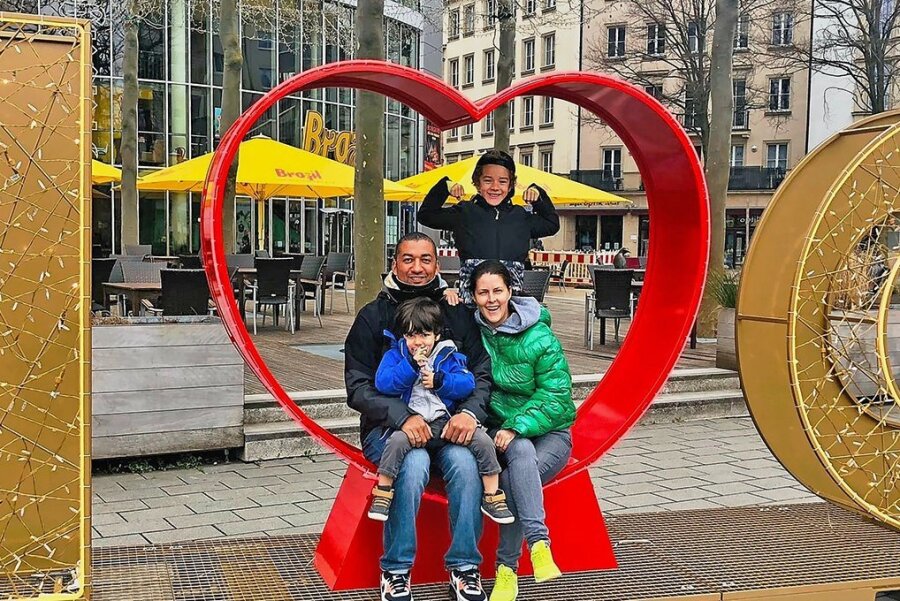 Eiskunstlauf-Weltmeister Robin Szolkowy kehrt zurück nach Chemnitz - Robin Szolkowy mit seiner Ehefrau Romy und den beiden Söhnen Henry, der im September 2015 zur Welt kam, und George, der im November 2019 geboren wurde, während einer Stippvisite zu Ostern in Chemnitz 