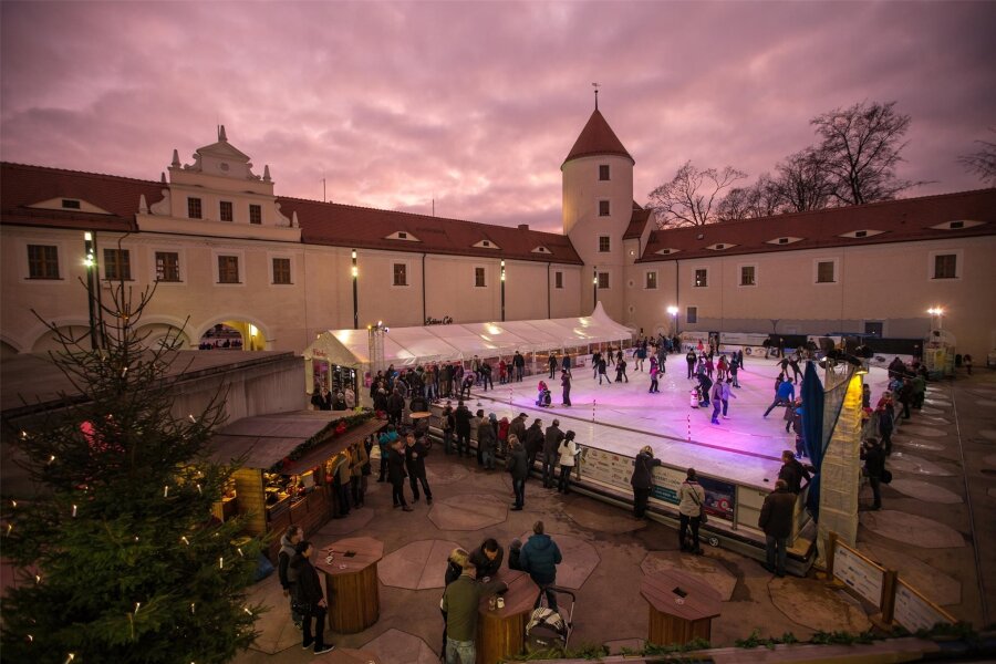 Eislaufen, Baumpflanzung und Kleiderbügel-Show: Das ist am Wochenende in Mittelsachsen los - Der Schlosshof in Freiberg verwandelt sich wieder in eine Eisbahn. Am 18. November rutschen hier die ersten Kufen.