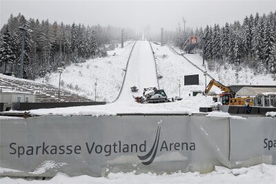 Eislaufen nach dem Hockey Outdoor Triple in der Vogtland-Arena? - Die Vogtland-Arena in Klingenthal wird im Februar für ein Wochenende zum Eisstadion. Länger aber nicht.