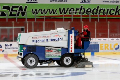 Eislaufsaison für jedermann startet im Kunsteisstadion Crimmitschau - Die Eismaschinen rollen. Für die Kufenflitzer beginnt am Samstag im Crimmitschauer Sahnpark wieder die Saison.