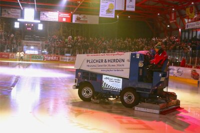 Eismaschine der Crimmitschauer Eispiraten geht kaputt - Vom Kunsteisstadion in Crimmitschau in die Werkstatt in Blumberg: Die Eismaschine muss für 11.000 Euro repariert werden. 