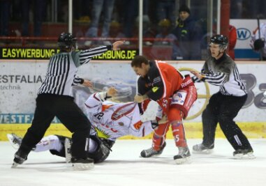 Eispiraten Crimmitschau bezwingen Pinguine - Chris Stewart und Pinguin Sergej Stas lieferten sich einen Faustkampf.