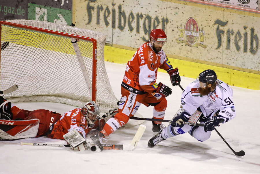 Eispiraten Crimmitschau fahren vierten Sieg in Folge ein - Thomas Pielmeier (Dresden) am Tor der Eispiraten gegen Brett Kilar und Carl Hudson.