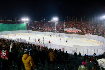 Eispiraten Crimmitschau: Klassenerhalt an der Schanze perfekt gemacht - Mehr als 12.000 Zuschauer sahen das im Schanzenauslauf der Vogtland-Arena ausgetragene Sachsenderby.
