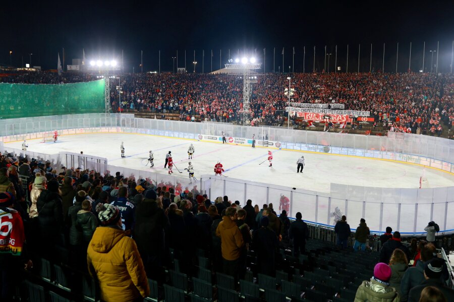Eispiraten Crimmitschau: Klassenerhalt an der Schanze perfekt gemacht - Mehr als 12.000 Zuschauer sahen das im Schanzenauslauf der Vogtland-Arena ausgetragene Sachsenderby.