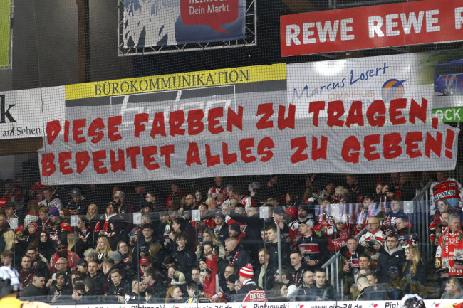 Die Fankurve der Eispiraten.