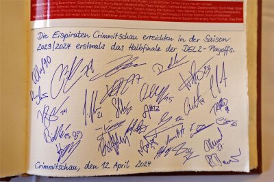 Eispiraten Crimmitschau: Warum sogar OB André Raphael die Autogramme von Profis und Trainern sammelt - So sieht die Seite mit den Eispiraten-Unterschriften im Ehrenbuch aus.
