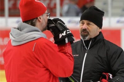 Eispiraten: Daniel Naud macht weiter - Daniel Naud (r.) bleibt Trainer des Eishockey-Zweitligisten Eispiraten Crimmitschau.