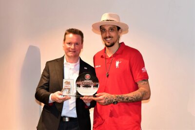 Eispiraten erhalten Fairplay-Trophy: Welche Bedeutung hat die Auszeichnung? - Kapitän Patrick Pohl erhält den Pokal von DEL2-Chef René Rudorisch.