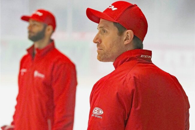 Alexander Sulzer (rechts) war bisher für eine Woche pro Monat als Skill-Trainer bei den Eispiraten im Einsatz. Dabei arbeitete er auch mit Co-Trainer Andrew Hare (links) zusammen.
