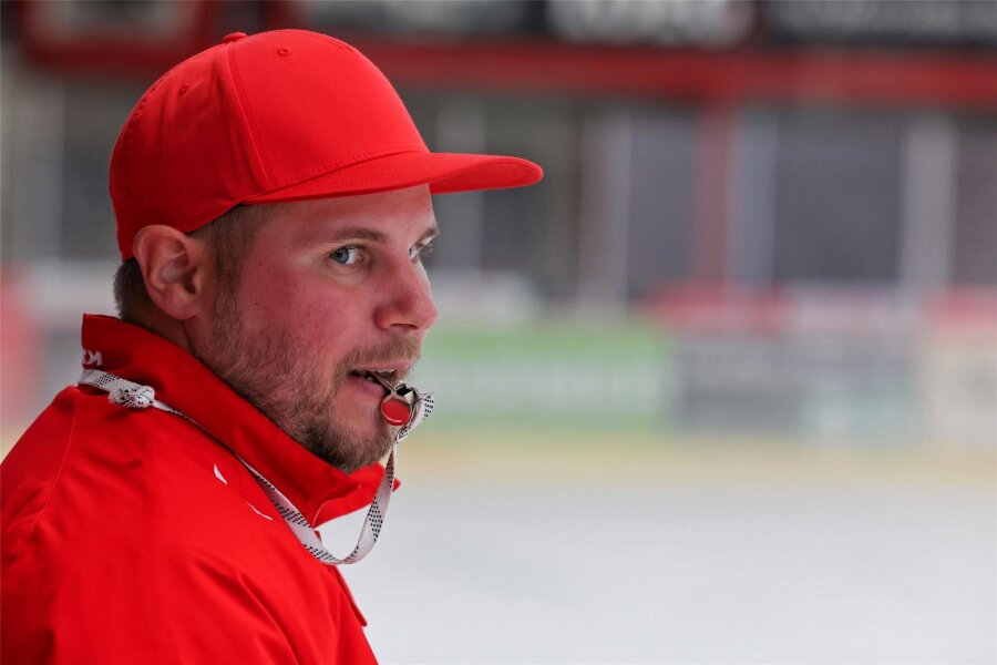 Eispiraten gewinnen Turnier im Ruhrpott: Warum der Pokalsieg für Trainer Jussi Tuores nicht das Wichtigste ist - Eispiraten-Trainer Jussi Tuores freut sich über die Entwicklung des Teams.