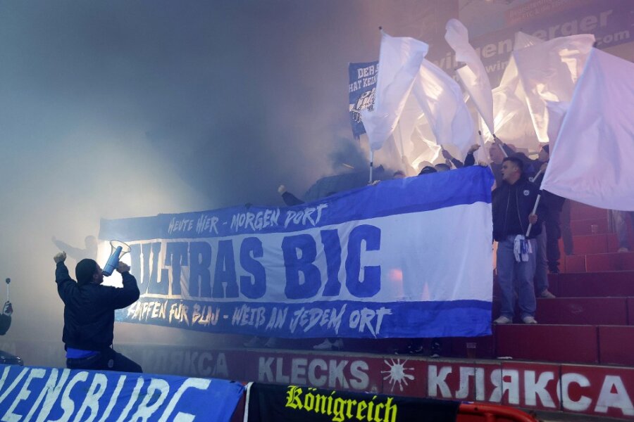 Eispiraten-Heimspiel: Fans aus Ravensburg sorgen für Ärger im Gäste-Block - 