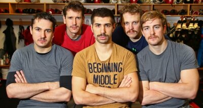 Eispiraten im "Movember" - Daniel Bucheli, Danny Pyka, Nemanja Vucurevic, Bernhard Keil und Kapitän Andre Schietzold (von links) mit Gesichtsschmuck.