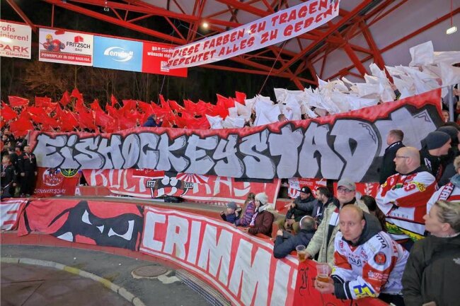 Eispiraten-Kapitän Patrick Pohl: Der filigrane Techniker, der im Abstiegskampf auch an der Bande fightet - Laustark und kreativ: So haben die Eispiraten-Fans das Team aus Crimmitschau im Abstiegskampf unterstützt. 