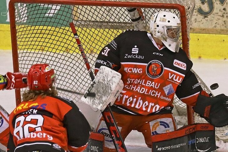 Michael Bitzer vom Eishockey-Zweitligisten Eispiraten Crimmitschau beendet seine Profi-Karriere.