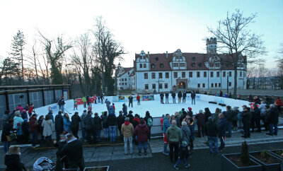 Eispiraten präsentieren sich in Glauchau - Crimmitschauer Eishockey-Profis zu Gast auf der Eisbahn in Glauchau.