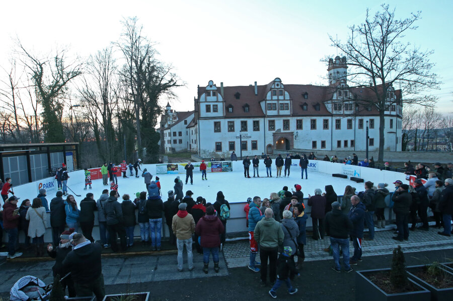 Eispiraten präsentieren sich in Glauchau - Crimmitschauer Eishockey-Profis zu Gast auf der Eisbahn in Glauchau.