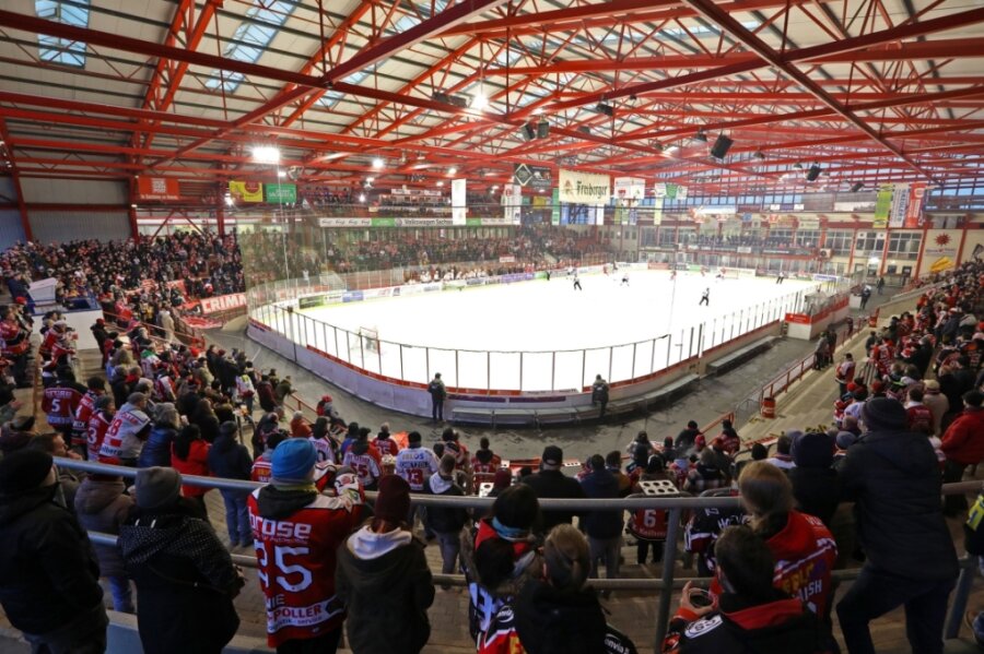 1220 Besucher erlebten am Sonntag das Spiel der Eispiraten gegen den ESV Kaufbeuren. 