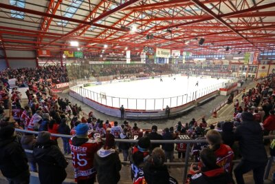 Eispiraten: Sahnpark füllt sich mit Fans - 1220 Besucher erlebten am Sonntag das Spiel der Eispiraten gegen den ESV Kaufbeuren. 