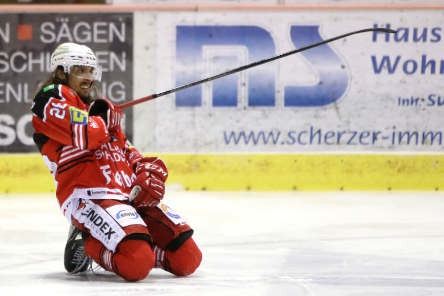 Stürmer Patrick Pohl vom Eishockey-Zweitligisten Eispiraten Crimmitschau hat sich am Dienstagabend beim 4:3-Sieg nach Penaltyschießen gegen den ESV Kaufbeuren die linke Schulter ausgekugelt. 