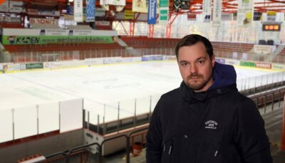 Eispiraten spielen ohne Fans: Wie geht es weiter? - Eispiraten-Geschäftsführer Jörg Buschmann befürchtet Einnahme-Ausfälle im sechsstelligen Bereich. 