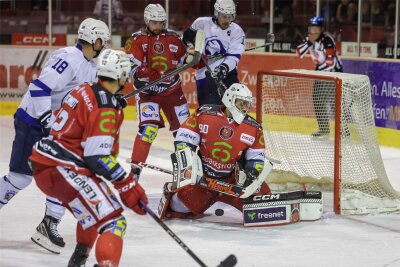 Eispiraten: Test gegen Pilsen macht Lust auf Start in die Eishockey-Saison - Der neue Torhüter Oleg Shilin konnte sich vor allem im zweiten und dritten Abschnitt mehrfach auszeichnen. 