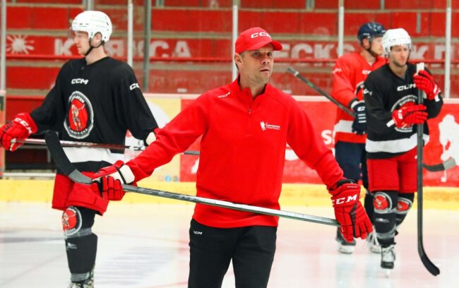Marian Bazany (Mitte9 beginnt im Sahnpark seine zweite Saison als Eispiraten-Trainer.
