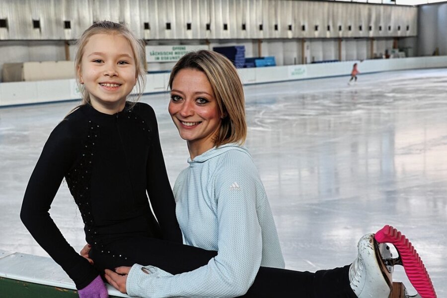 Eisprinzessin Masha und ihr neues Glück in Chemnitz - Eine enge Verbindung, die beiden sehr viel bedeutet, haben die kleine Mariia Rohachova und ihre Trainerin Stephanie Queck.