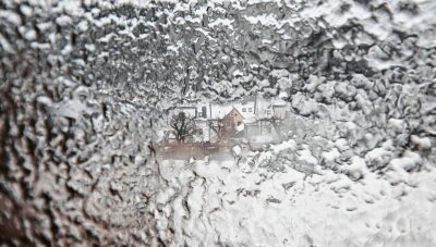 Eisregen sorgt im Vogtland für glatte Straßen und Gehwege - 