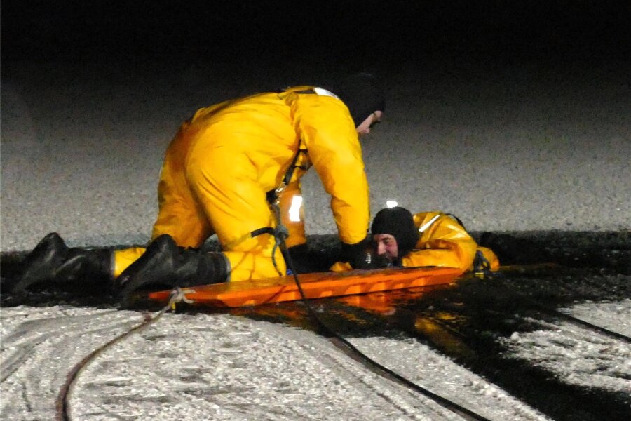 Eisrettung im Vogtland: Minuten entscheiden über Leben oder Tod - Die Treuener Feuerwehr übte jetzt die Rettung von Personen, die ins Eis eingebrochen sind.