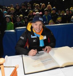 Eisschnellläufer Nico Ihle trägt sich erneut ins Goldene Buch ein - Im Januar hatte sich Nico Ihle bereits ins Goldene Buch der Stadt Chemnitz eingetragen. Jetzt verewigt er sich dort erneut.