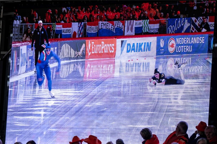 Eisschnelllauf-WM: Sturz bremst Mylauerin aus - Der Moment des Missgeschicks sorgte auch bei den Zuschauern für ein Raunen: Über 1000 Meter stürzte Eisschnellläuferin Lea-Sophie Scholz direkt nach dem Start. Das passierte ihr zuletzt vor mehr als drei Jahren.