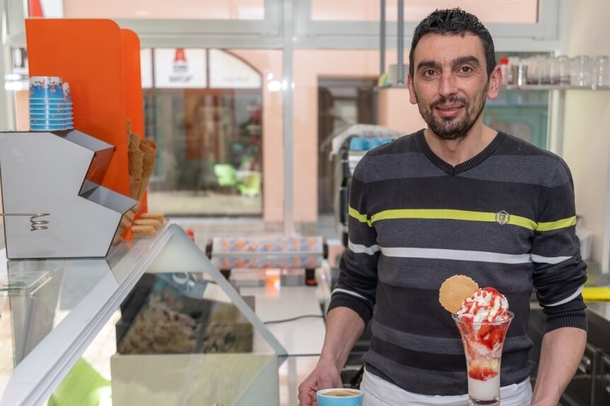 Eisverkäufer will anbauen - Salvatore Muraca (45) geht mit seinem Eiscafé II Gelatiere in die zweite Saison und hat große Pläne.