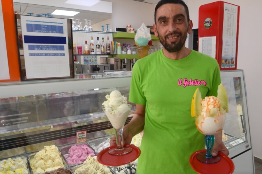 Eisverkauf läuft am besten bis zu 25 Grad Celsius - Salvatore Muraca präsentiert Gurkeneis und einen Melonen-Eisbecher.
