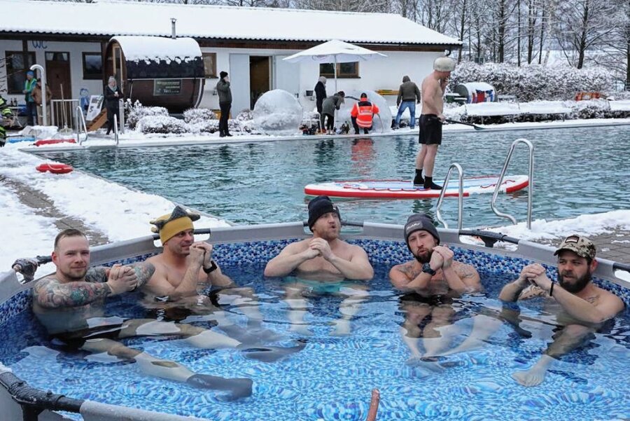 "Eiszeit" im Freibad Raschau erwärmt die Herzen der Gäste - Die Eisbader aus Grünhain hatten sogar ihren eigenen Pool im Gepäck. Sie sind schon echte Profis, was schnelle Temperaturwechsel angeht.