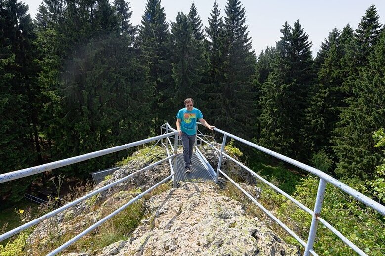Dennis Loos, Geschäftsführer des Projekts Geo-Umweltpark Projekts "Sagenhaftes Vogtland", steht auf dem Schneckenstein, dem größten Topasfelsen Europas. Der etwa 23 Meter hohe Felsen im Vogtland wird auch als "Sächsischer Diamant" bezeichnet.
