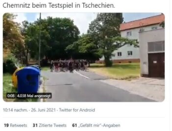 Eklat bei Testspiel des Chemnitzer FC in Tschechien: Fans skandieren Nazi-Parole - Auf einem im Internet kursierenden Video ist zu sehen, wie Dutzende in Schwarz gekleidete Fans lautstark die Nazi-Parole "Sieg heil!" skandieren.