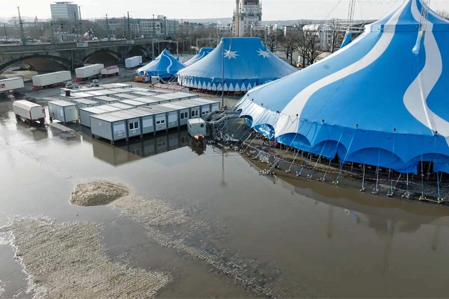 Elbe-Hochwasser: Dresdner Weihnachtscircus weigert sich, Fläche zu räumen und will stattdessen Vorstellungen geben - Die Luftaufnahme zeigt: Das Wasser kommt einem Zirkuszelt bereits recht nahe.