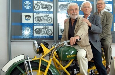 Eldorado für Motorrad-Freaks feiert Jubiläum - Die Gestalter der neuen Motorad-Museumsausstellung Fritz Bonss, Manfred Gottschall und Siegfried Lorenz (v. l.) auf einer Böhmerland-Maschine.