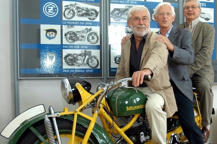 Eldorado für Motorrad-Freaks feiert Jubiläum - Die Gestalter der neuen Motorad-Museumsausstellung Fritz Bonss, Manfred Gottschall und Siegfried Lorenz (v. l.) auf einer Böhmerland-Maschine.