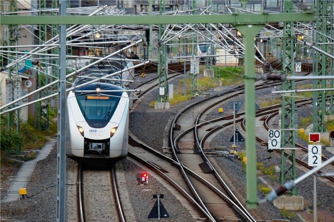 Unterwegs auf der Sachsen-Franken-Magistrale: Ein Zug verlässt den Hauptbahnhof Chemnitz. Bis Hof kann elektrisch gefahren werden. 
