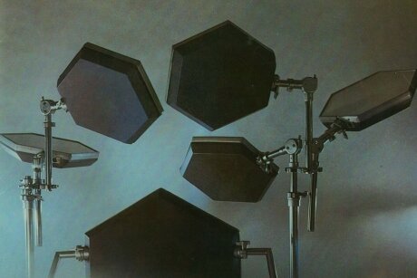 Elektrisch Bumm! - Das elektronische Schlagzeug SDS-V der Firma Simmons auf einem Werbeprospekt. Die wabenförmigen Trigger-Pads wurden optisch wie klanglich zur Ikone des Pop der 80er.