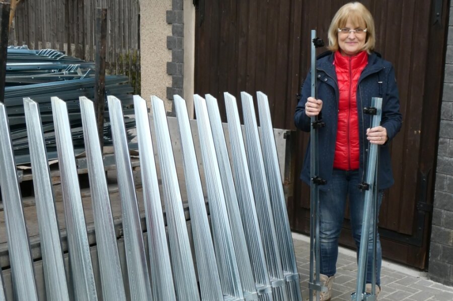 Elektrische Weidezäune schützen auch vor dem Wolf - Cornelia Seidel, Inhaberin der Firma Curt Seidel Elektroweidezaun, mit den traditionellen Pfählen, die nun im vogtländischen Hammerbrücke gefertigt werden. 