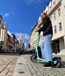 Elektro-Roller: Sind sie eine Option für Freiberg? - Praktikantin Elisa Leimert testet das Fahren mit einem E-Roller in der Kleinstadt Mittweida.