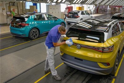 Elektroautos aus Zwickau und Dresden treiben die E-Offensive des VW-Konzerns an - Erfreut sich einer hohen Nachfrage: Der in Zwickau bei Volkswagen Sachsen produzierte ID.4. 