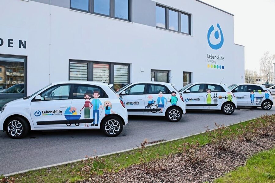 Elektromobilität im Aufschwung: Lebenshilfe Stollberg setzt auf Elektroautos statt Benziner - Weiß und doch bunt und durch die Aufschrift und das Logo eindeutig identifizierbar: einige der neuen Fahrzeuge.