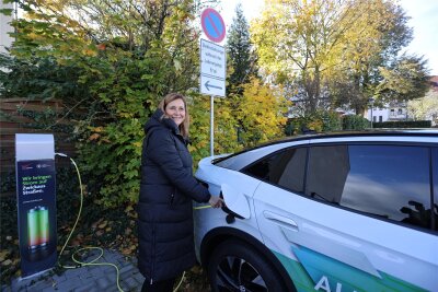 Elektromobilität: Im E-Com-Projekt wurden in Zwickau 108 Ladepunkte für E-Autos errichtet - Am Parkplatz Spiegelstraße betankte Oberbürgermeisterin Constance Arndt zum Abschluss des E-Com-Projektes ein Auto mit Strom.