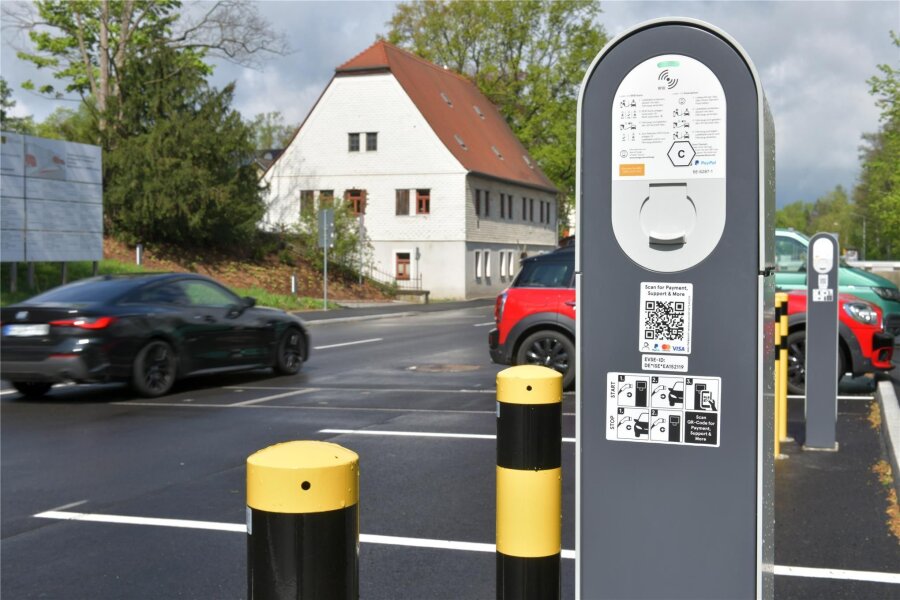Elektromobilität in Freiberg: Stadtwerke erweitern Ladenetzwerk - An der Beethovenstraße, gegenüber dem Amtsgericht in Freiberg, können nun E-Autos geladen werden.