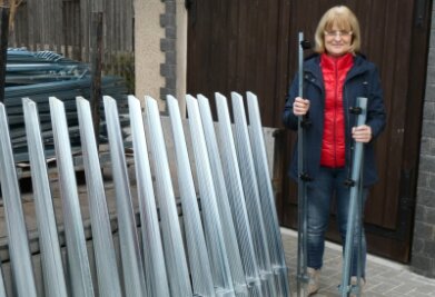 Elektroweidezäune schützen auch vor dem Wolf - Cornelia Seidel, Inhaberin der Firma Curt Seidel Elektroweidezaun, mit den traditionellen Pfählen, die nun in Hammerbrücke gefertigt werden. 
